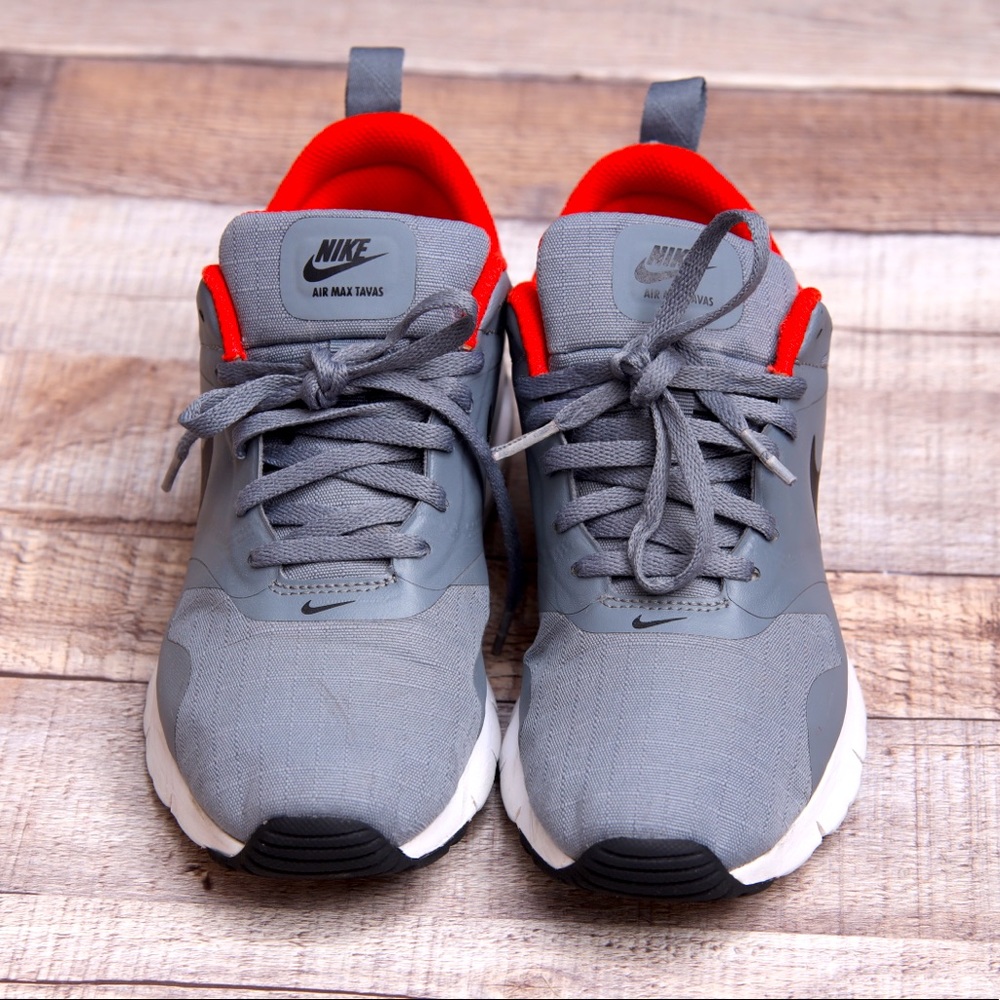 Nike Tavas size 5Y Boys